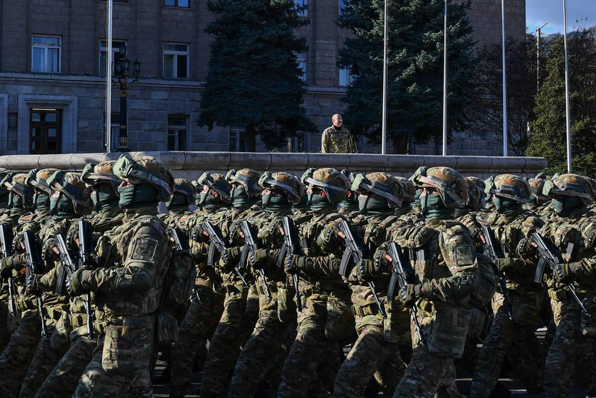 Стотици азербайджански войници преминаха на парад в сряда през Ханкенди