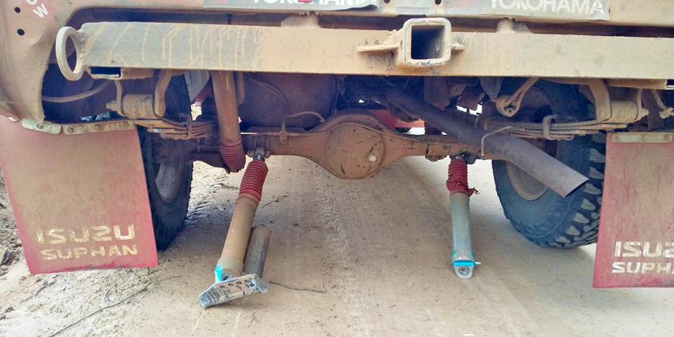 傳統勁旅ISUZU SUPHAN RALLY TEAM的車，同樣遇到避震器崩裂的問題。©AXCR