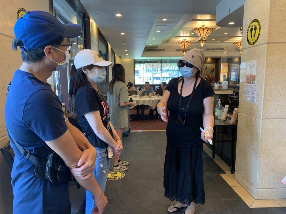 全面開放的第一天，餐廳等位的華人食客依然戴著口罩。（記者邵敏╱攝影）