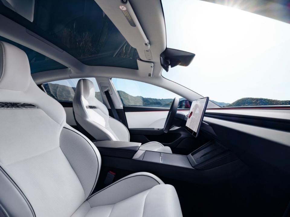 全新通風跑車座椅搭配 Model 3 Performance 版本獨有的車內碳纖維編織飾板設計。