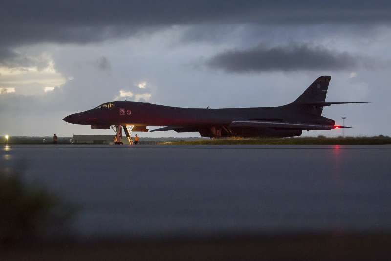 美軍B-1B「槍騎兵」（B-1BLancer）轟炸機23日從關島（Guam）安德森空軍基地（Andersen Air Force Base）起飛，飛越北韓東部海域（AP）