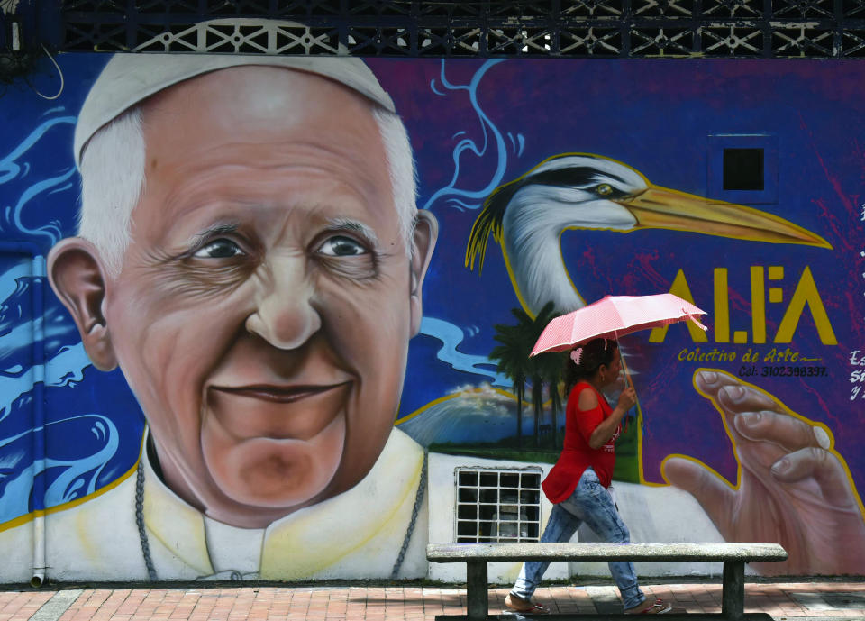 Una persona pasa por delante de un mural del papa Francisco, el 28 de agosto de 2017, en Villavicencio, Meta, Colombia, adonde el pontífice llegará el 6 de septiembre para una visita de cuatro días (AFP | LUIS ACOSTA)