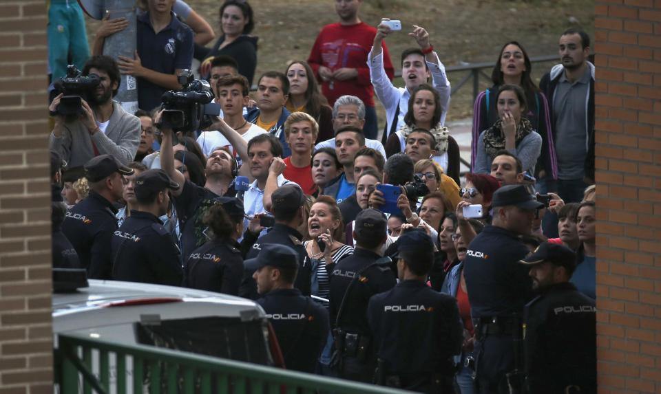 Animal rights activists react as the van (bottom) presumably carrying Excalibur, the dog of the Spanish nurse who contracted Ebola, leaves her apartment building in Alcorcon, outside Madrid, October 8, 2014. Madrid regional authorities said they would euthanize the nurse's dog Excalibur to avoid possible contagion, sparking an outcry by animal rights activists to save the dog.REUTERS/Susana Vera (SPAIN - Tags: ANIMALS HEALTH SOCIETY)