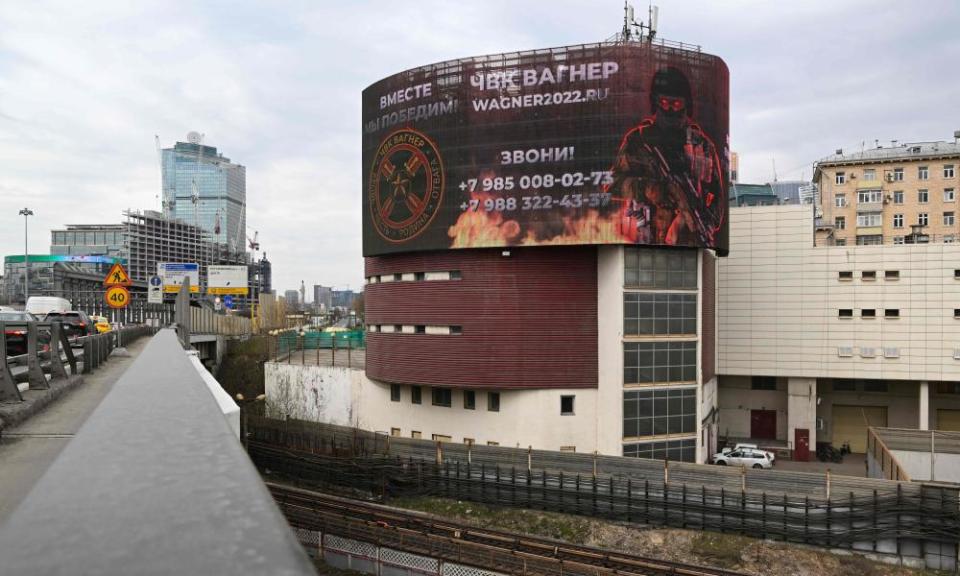 Una pantalla publicitaria que promociona a Wagner en un edificio en Moscú