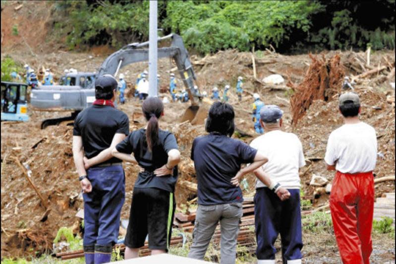 日本九州遭受暴雨侵襲，截至昨日晚間8點共計有130萬人收到避難指示。（翻攝自讀賣新聞）