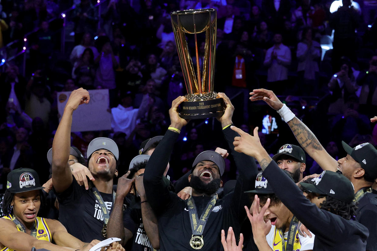 À Las Vegas, LeBron James et les Lakers de Los Angeles ont remporté la toute première NBA Cup, une nouvelle compétition imaginée pour donner de l’importance au début de championnat NBA, bien souvent ronronnant.