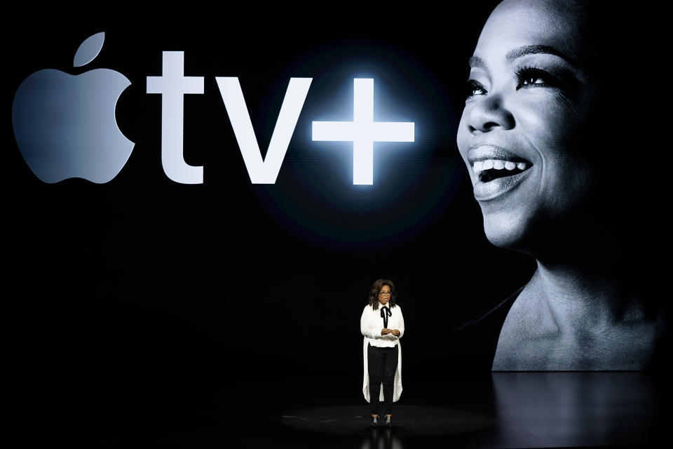 Oprah Winfrey habla en el Teatro Steve Jobs durante la presentación de nuevos productos de Apple, el lunes 25 de marzo del 2019 en Cupertino, California. (AP Foto/Tony Avelar)