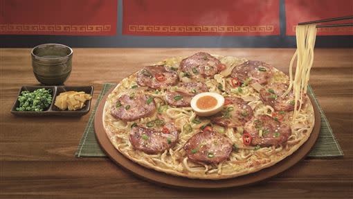 必勝客近日宣布要與拉麵店麵屋武藏合作，推出聯名拉麵披薩。（圖／業者提供）