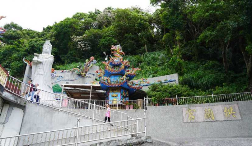 拱蘭宮隨著龜山島居民遷村移至頭城，多年後也在宮廟旁立起媽祖巨像遙望龜山島方向、庇佑討海人。（圖／魏妤靜攝）