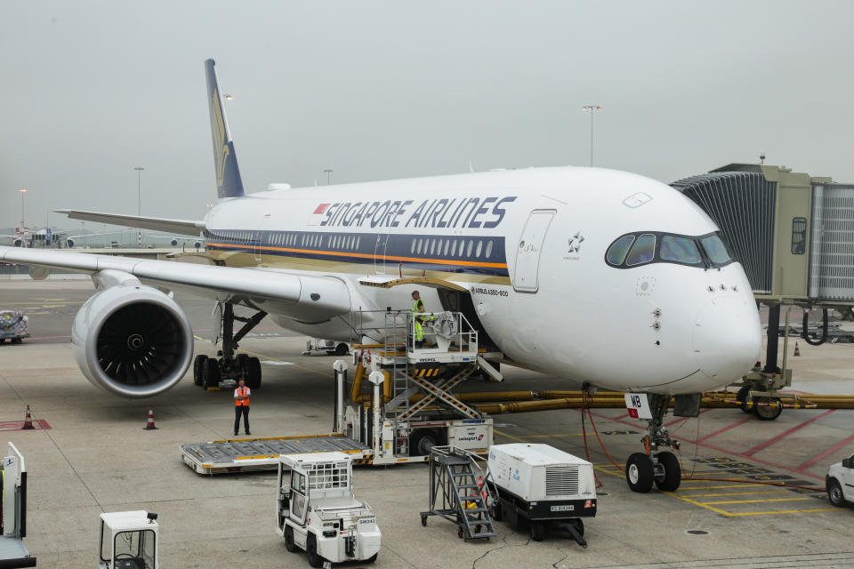 Singapore Airlines, que el año pasado lideraba el ranking, cae en 2019 a la segunda posición. Esta compañía aérea se llevó los premios a la mejor tripulación de cabina, a la mejor aerolínea asiática y a la mejor primera clase del mundo. (Foto: Nicolas Economou /NurPhoto / Getty Images).