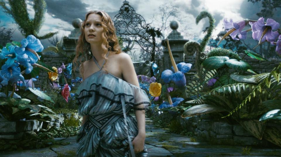 Kultregisseur Tim Burton inszenierte das Werk mit Mia Wasikowska in der Hauptrolle der Alice als Realverfilmung, die allerdings nicht jedem gefiel. 2016 kam der Nachfolger "Hinter den Spiegeln" in die Kinos. (Bild: Disney)