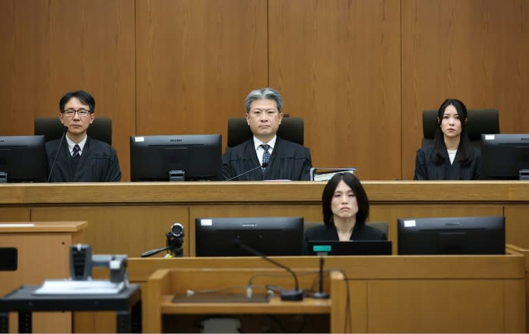 Le président Keisuke Masuda (c) du tribunal de Kyoto et d'autres juges assistent à l'audience déterminant la peine de l'accusé Shinji Aoba, le 25 janvier 2024 au Japon (STR)