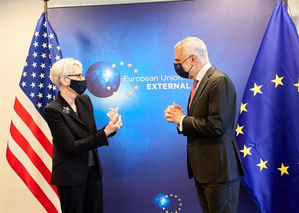 歐盟對外事務部秘書長沙尼諾（右）與美國副國務卿謝爾曼舉行會談，公開支持台灣參與世界衛生組織等國際組織。   圖：翻攝twitter.com/SanninoEU