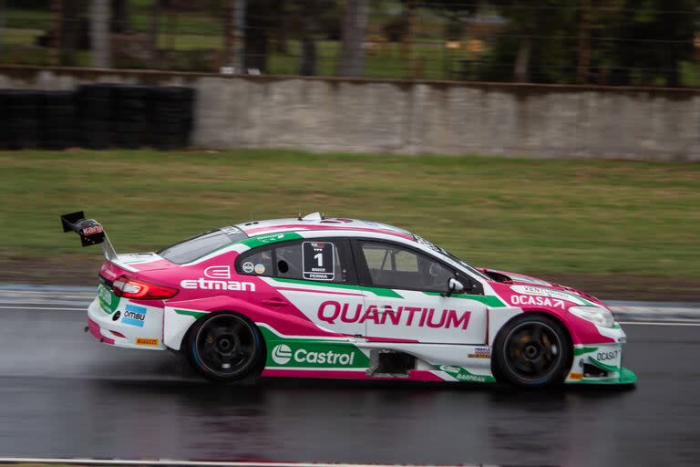 Una jornada oscura para la familia Pernía en el autódromo de Buenos Aires: el campeón defensor Leonel (foto) terminó segundo y cayó al undécimo puesto por un recargo; su hijo Tiago, debutante, fue excluido del clasificador