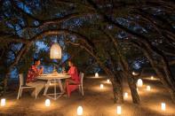 <p>El <em>resort</em> cuenta con un restaurante que sirve verduras de una granja ecológica situada en la propia isla y pescado capturado directamente en el mar de Sulú, que rodea el archipiélago de Palawan. En la carta, hay botellas de vino de hasta 30.000 euros. (Foto: <a rel="nofollow noopener" href="http://www.banwaprivateisland.com/" target="_blank" data-ylk="slk:Banwa Private Island;elm:context_link;itc:0;sec:content-canvas" class="link ">Banwa Private Island</a>). </p>