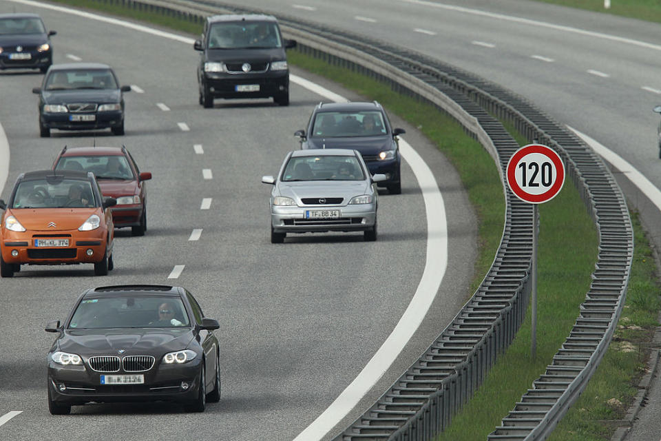 Ein leidiges Thema: das generelle Tempolimit auf deutschen Autobahnen. Noch immer debattieren Politiker darüber, ob es kommen soll oder nicht. Wer jährlich in eine entsprechende Versicherung investiert, erhält im Ernstfall einen Entschädigungsbetrag.