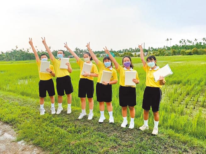 屏東縣南榮國中推廣食農教育至今5年，課程扎實有巧思，除了讓學生親自下田種水稻，今年還趁疫情間分送白米給弱勢。（謝佳潾攝）