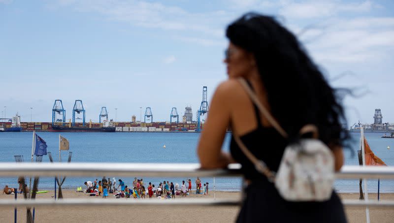 Katherine, de 34 años, refugiada ucraniana, ante el mar en Las Palmas de Gran Canaria