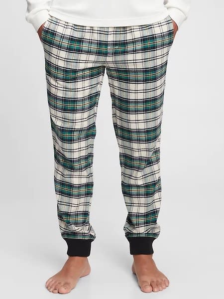 Pantalón de pijama de franela para adulto. (Foto: Gap)