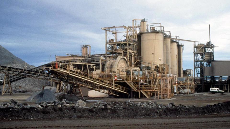 Carbon-in-pulp treatment plant at St Ives open cut gold mine.\nWestern Australia / Industry / Mining