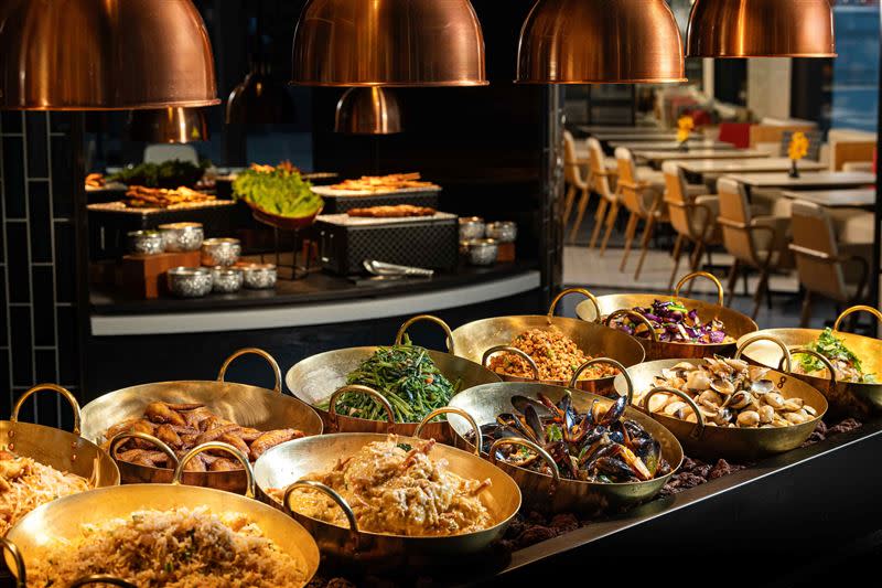 鑊香滿溢的熱食窯烤區，共有近30道泰式經典美食輪番上陣。（圖／飯店旅宿業者提供）