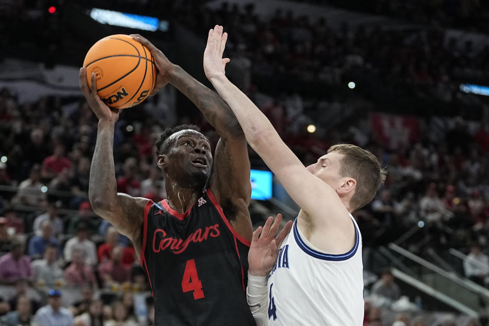 Houston guard Taze Moore shoots ver Villanova guard Chris Arcidiacono during the first half of a college basketball game in the Elite Eight round of the NCAA tournament on Saturday, March 26, 2022, in San Antonio. (AP Photo/David J. Phillip)