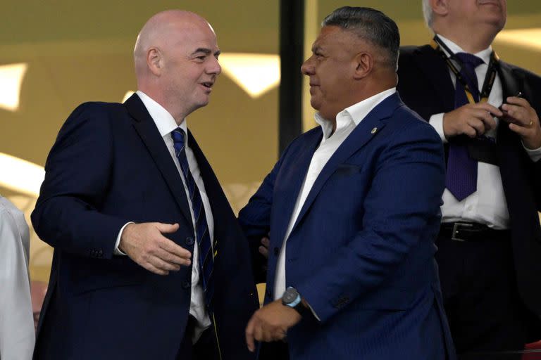 Gianni Infantino, presidente de la FIFA, y Claudio Tapia, máximo dirigente de la AFA, durante el mundial de Qatar