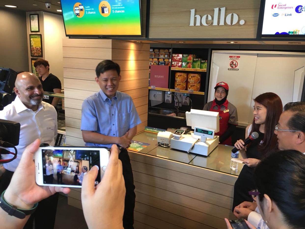 NTUC Secretary-General Chan Chun Sing (2nd from left) at a Cheers outlet in Tampines Mall. (Photo: Nicholas Yong/Yahoo News Singapore)