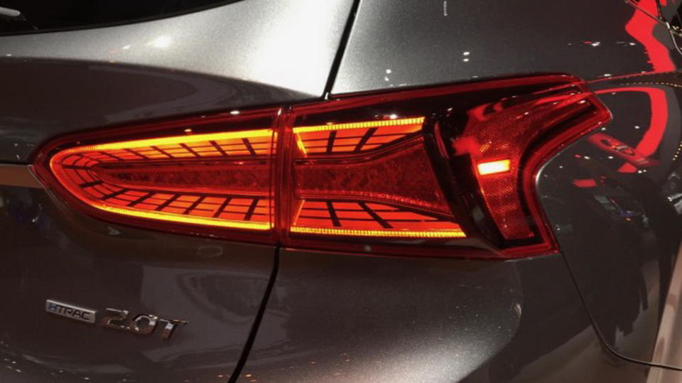 <em>圖 / 2020 Hyundai Santa Fe採用新型LED導光條尾燈組，同時也是動感車身線條的延伸。</em>
