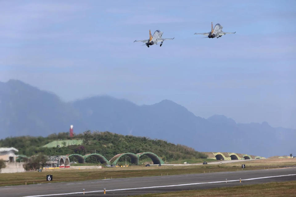 F-5E老虎塗裝戰機起飛時，志航基地為新機建設四聯裝新式抗炸機堡首度曝光。(圖/中天新聞，李俊毅攝)