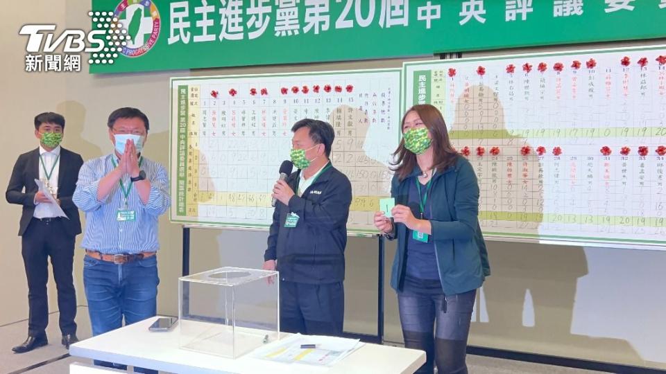 民進黨中執委選舉，高閔琳與趙天麟同票數，最終高閔琳抽中當選。（圖／TVBS）