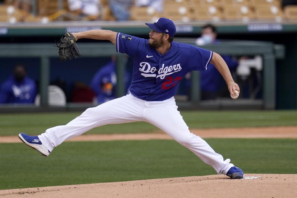 Clayton Kershaw de los Dodgers de Los Ángeles lanza ante los Cerveceros de Milwaukee, el martes 16 de marzo de 2021, en Phoenix. (AP Foto/Ross D. Franklin)