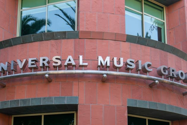 Universal Music Group threatens to pull song catalog from TikTok in furious  open letter, Universal Music