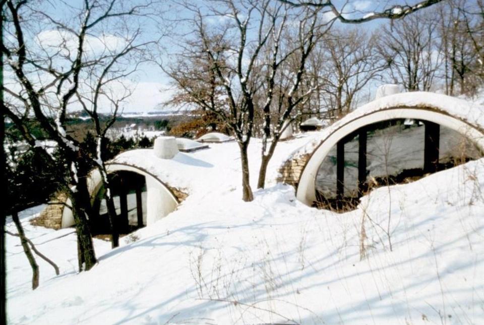 <p>Esta imagen es de 1972, fecha en la que se construyó la casa por los profesores de la Universidad de Wisconsin-River Falls Pat Clark y Emogene Nelson. Ahora pertenece a otro propietario, que la ha mantenido durante 30 años. (Foto: <a rel="nofollow noopener" href="http://www.edinarealty.com/homes-for-sale/n8064-975th-street-river-falls-wi-54022-5016012#/" target="_blank" data-ylk="slk:Edina Realty;elm:context_link;itc:0;sec:content-canvas" class="link ">Edina Realty</a>). </p>