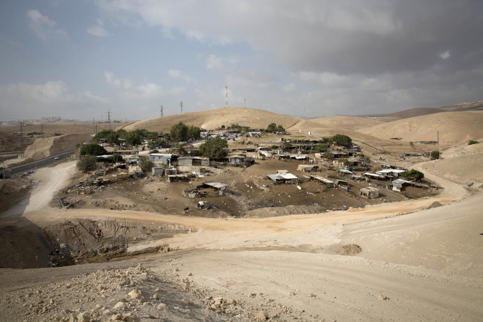 Esta fotografía muestra la localidad de Khan al-Ahmar en Cisjordania, el domingo 21 de octubre de 2018. (AP Foto/Majdi Mohammed)