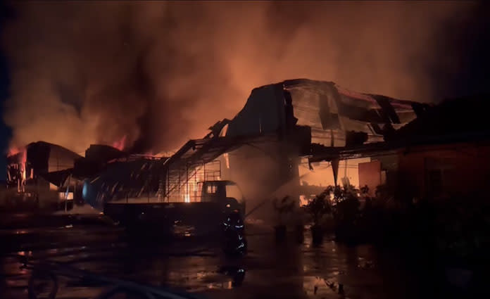 麻豆泡棉工廠今晚發生火災，現場竄出明火，傳出大量濃煙。（民眾提供）