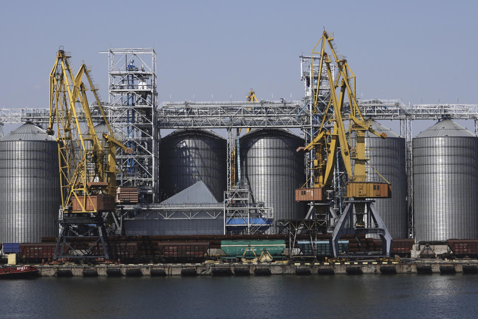 ARCHIVO - Una vista exterior de la terminal de almacenaje de grano durante una visita del secretario general de Naciones Unidas, António Guterres, en el puerto de Odesa, en Odesa, Ucrania, el 19 de agosto de 2022.. (AP Foto/Kostiantyn Liberov, Archivo)