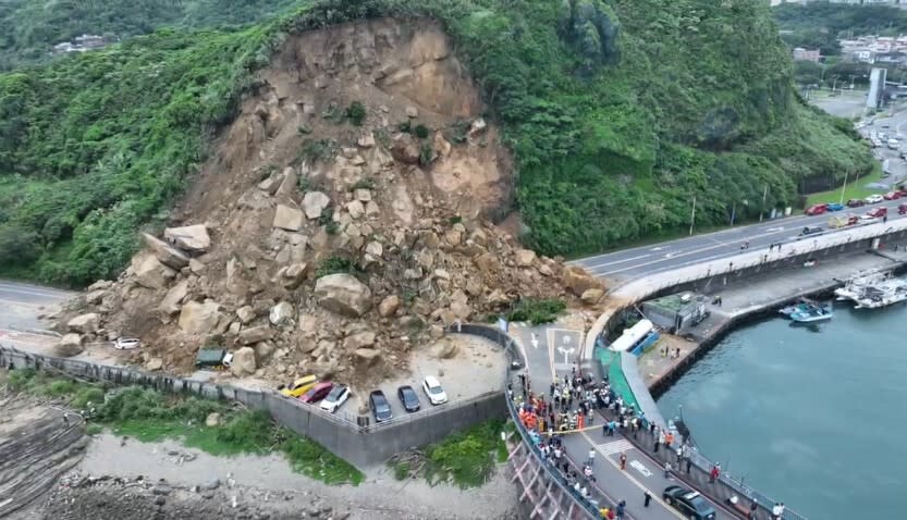 基隆市中正區北寧路「潮境公園」路口附近今天(3日)下午發生土石崩落，依據基隆市消防局的通報，目前人員皆脫困，2人受傷已送醫，意識清楚。(基隆市消防局提供)