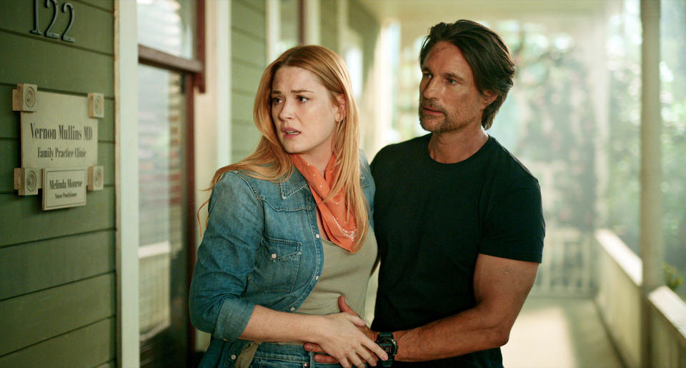 Alexandra Breckenridge as Mel Monroe and Martin Henderson as Jack Sheridan in 