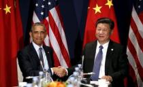 U.S. President Barack Obama shakes hands with Chinese President Xi Jinping during their meeting at the start of the climate summit in Paris November 30, 2015. REUTERS/Kevin Lamarque