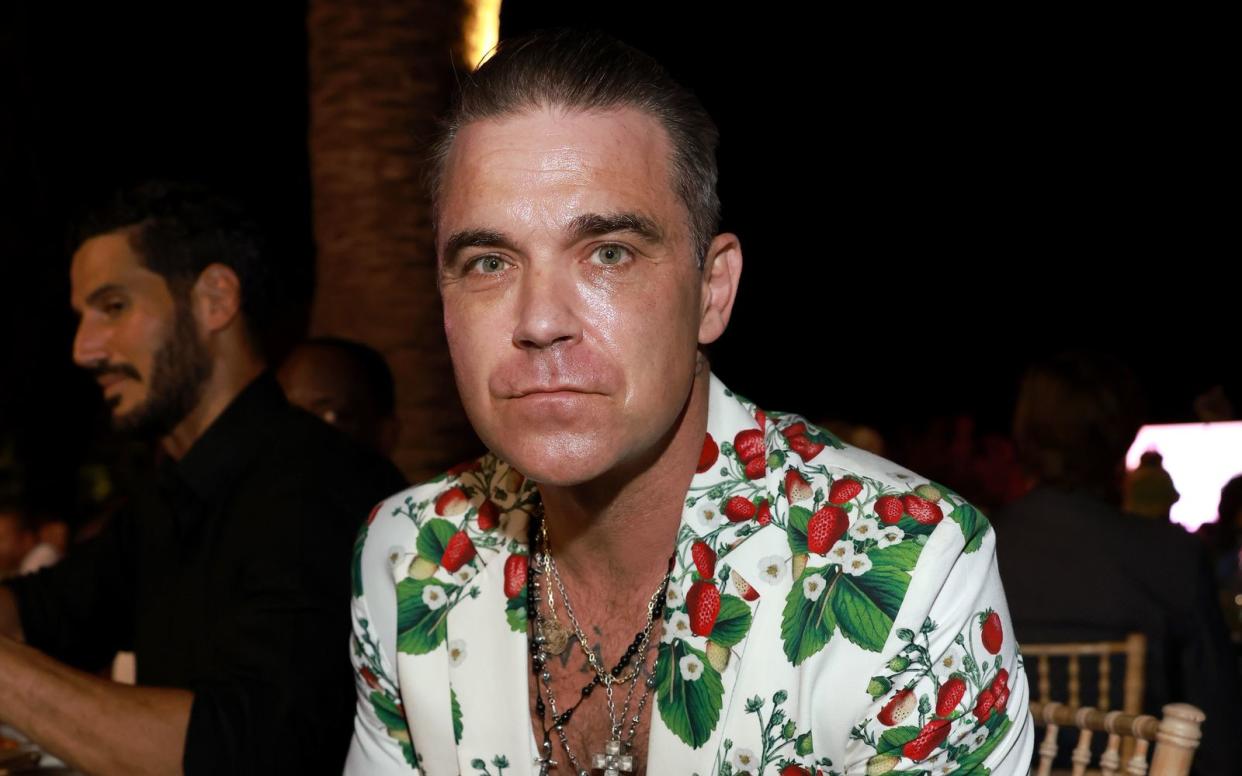 Das Haar wird dünner: Popstar Robbie Williams geht mit den Problemen des Älterwerdens offen um. (Bild: Arnold Jerocki / Getty Images for Aurora Institute)