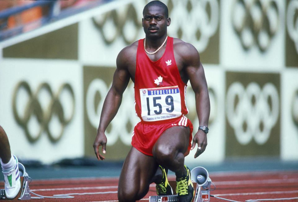Le scandale entourant Ben Johnson aura été l’un des plus médiatisés de l’histoire des Jeux olympiques. À Séoul, lors des Jeux olympiques de 1988, le Canadien remporte le 100 mètres et inscrit un nouveau record du monde (9,79 secondes), devançant son éternel rival, Carl Lewis. Il a cependant échoué un test antidopage (stéroïde anabolisant) et s’est fait retirer sa médaille. Il a écopé d’une suspension de deux ans et n’aura jamais réussi à revenir au plus fort de la compétition. Il a plus affirmé qu’il était persuadé d’avoir été victime d’un coup monté à Séoul. (Getty Images)