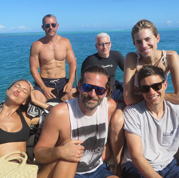 Irina y Bradley junto a otros amigos famosos. (Diane von Furstenberg via Instagram )