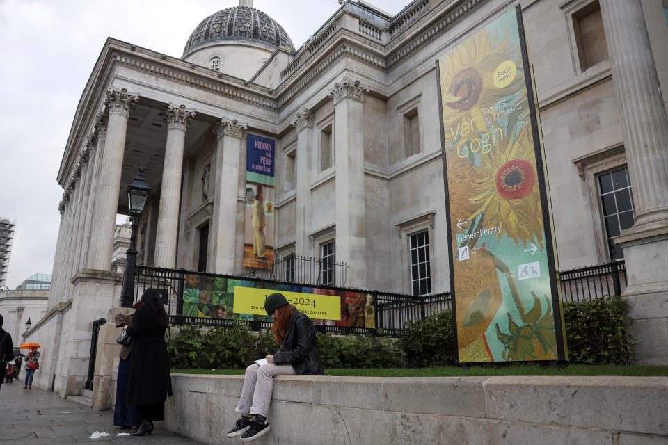 英國國家美術館（National Gallery）（圖）典藏荷蘭繪畫大師梵谷兩幅《向日葵》畫作，27日遭2名環保人士潑湯，抗議兩名在2年前做出相同行動的環保人士被判刑入獄。（路透社）