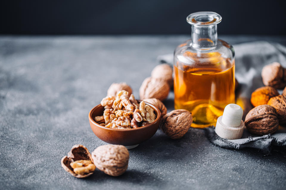 A millones de personas se les recetan estatinas para reducir el riesgo de colesterol y enfermedades cardíacas, pero muchos prefieren tomar suplementos como aceite de pescado, ajo y semillas de lino. (Foto: Getty)