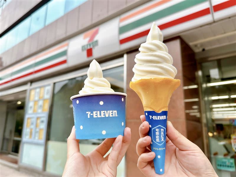 7-ELEVEN自4月3日起於霜淇淋販售門市陸續開賣「可爾必思牛奶霜淇淋」。（圖／業者提供）