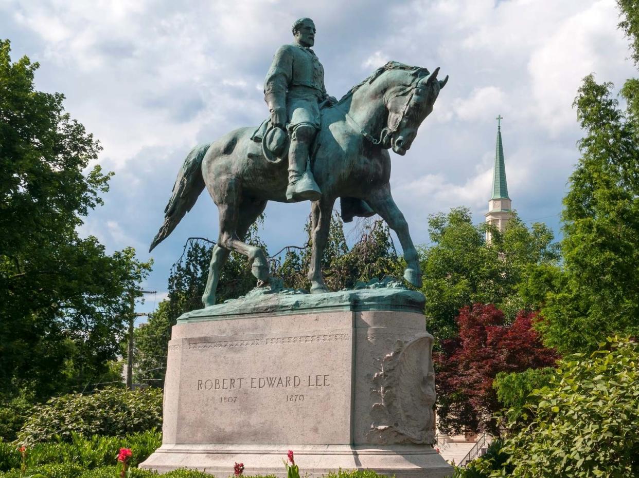 Confederate Civil War General Robert E Lee' statue at Lee Park in Charlottesville, Virginia: Getty Images/iStockphoto