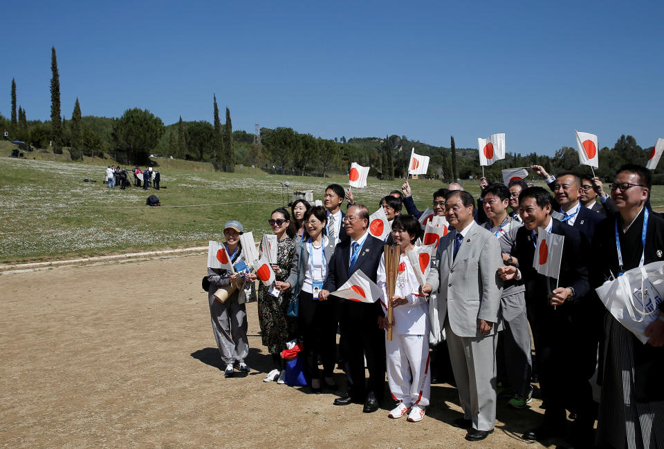 La fiaccola olimpica per i Giochi di Tokyo 2020 è stata accesa nell'antica Olimpia, in un evento chiuso al pubblico a causa dell'emergenza per il Coronavirus (REUTERS/Alkis Konstantinidis)