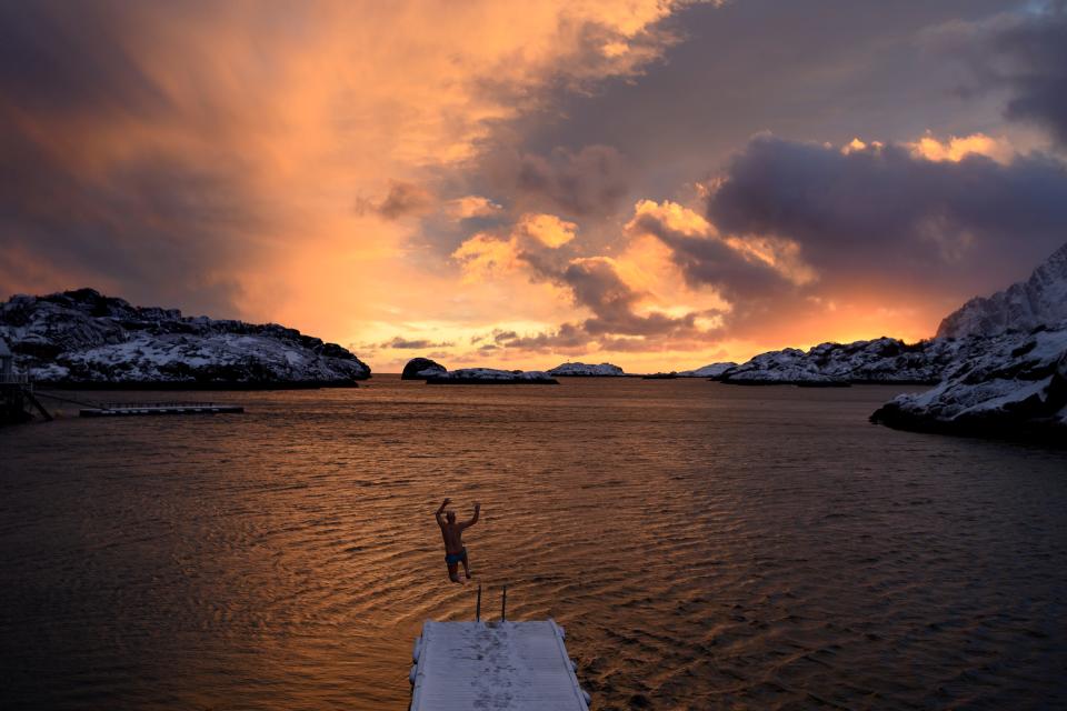 Il faut être courageux (et un probablement fou) pour sauter dans une eau à 3 degrés. Et pourtant, cet homme n'a pas hésité à faire trempette à Kabelvag dans le nord de la Norvège. (Photo by Olivier MORIN / AFP)