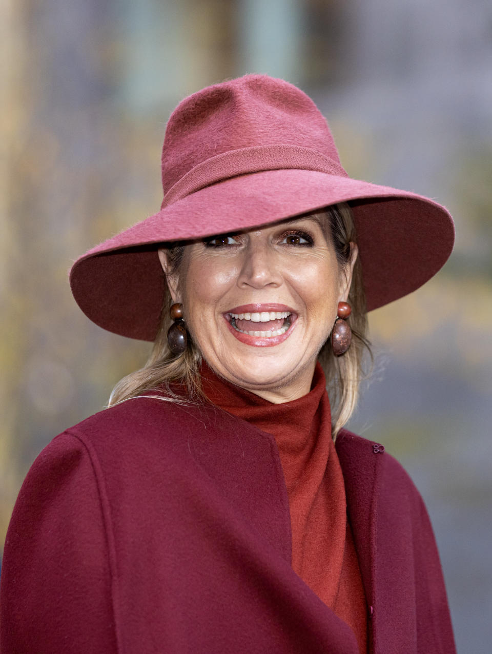 <p>Nos encanta este sombrero de ala ancha que llevó la monarca. "Para mantenerte <em>cool </em>y abrigada durante el invierno no puedes escatimar en tus sombreros, abrigos o botas", expone Vogue. (Foto: P van Katwijk / Getty Images)</p> 